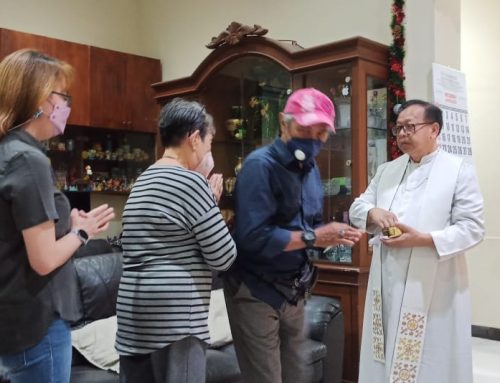Kunjungan ke Lingkungan Santa Maria Mengawali Program Kunjungan Pastor Paroki ke Seluruh Umat di Paroki Pulo Gebang